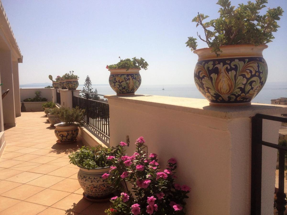Villa Ceni - Appartamenti Con Camere, Cucina, Wc E Terrazza Sul Mare In Villa Con Piscina, Giardino E Parcheggio 마리넬라 외부 사진